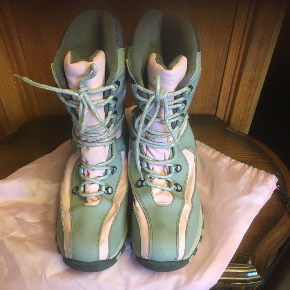Women’s soft pink and gray snow boots